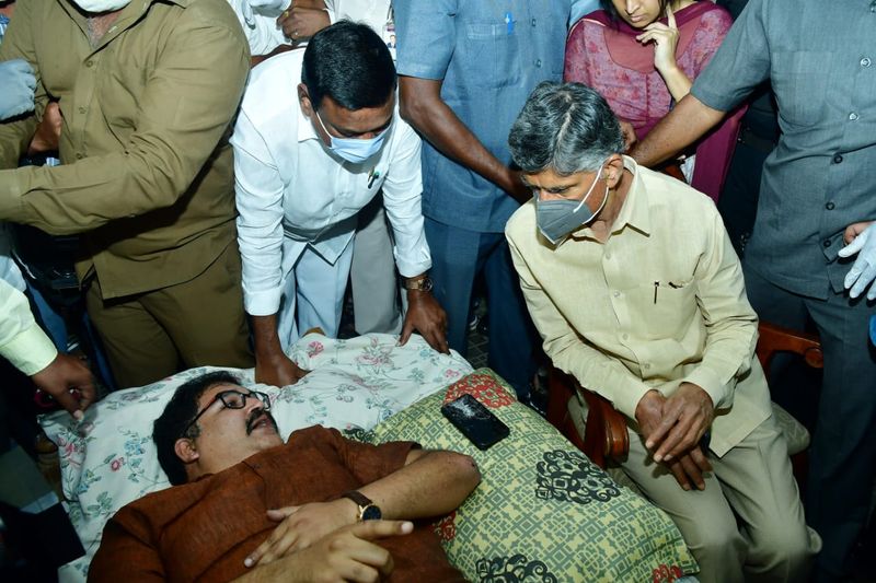 దాడి గురించి చంద్రబాబుకు వివరిస్తున్న పట్టాబి