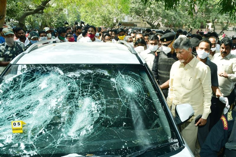దుండుగుల దాడిలో ధ్వంసమైన పట్టాబి కారును పరిశీలించిన చంద్రబాబు