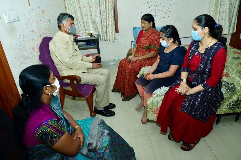 పట్టాబి కుటుంబసభ్యులను పరామర్శిస్తున్న చంద్రబాబు