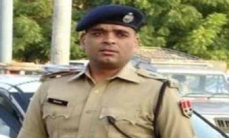 बता दें कि हाइवे के नाम पर 38 लाख की रिश्वत वाला मामला वॉट्सएप कॉलिंग और वॉट्सएप चैटिंग के माध्यम से सामने आया है। एसपी मनीष अग्रवाल और दलाल नीरज मीणा के बीच ऐसी कई बातें हुईं हैं जो उनकी मोबाइल में कैद हैं। जांच में दलाल और एसपी के बीच बातचीत के सुबूत भी मिले। इसके बाद एसीबी ने आईपीएस के खिलाफ मुकदमा दर्ज करके जांच शुरू की थी। 21 दिन की जांच पड़ताल और पूछताछ के बाद आज आईपीएस मनीष अग्रवाल को गिरफ्तार कर लिया गया है। दिल्ली मुंबई एक्सप्रेसवे बनाने कंपनी के कर्मचारियों से इस अफसर ने 38 लाख रुपए की रिश्वत की डिमांड की थी। उन्होंने दौसा में छह माह का एसपी के रूप कार्यकाल रहा था। 