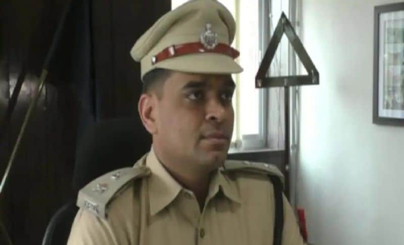 IPS मनीष अग्रवाल अपनी पहली पोस्टिंग से ही विवादों में रहे हैं। अग्रवाल जम्मू कश्मीर कैडर के अधिकारी हैं। उन्होंने राजस्थान कैडर की आईपीएस से शादी की। कैडर बदला तो आईपीएस पत्नी से तलाक हो गया। इसके बाद आईपीएस मनीष ने दूसरी शादी कर ली। उनकी पहली पोस्टिंग साल 2018 में बाड़मेर में हुई थी। जहां उन्होंने एसपी के रूप बाड़मेर में कुर्सी संभाली थी, लेकिन जॉइन करते ही विवादों में आ गए।
