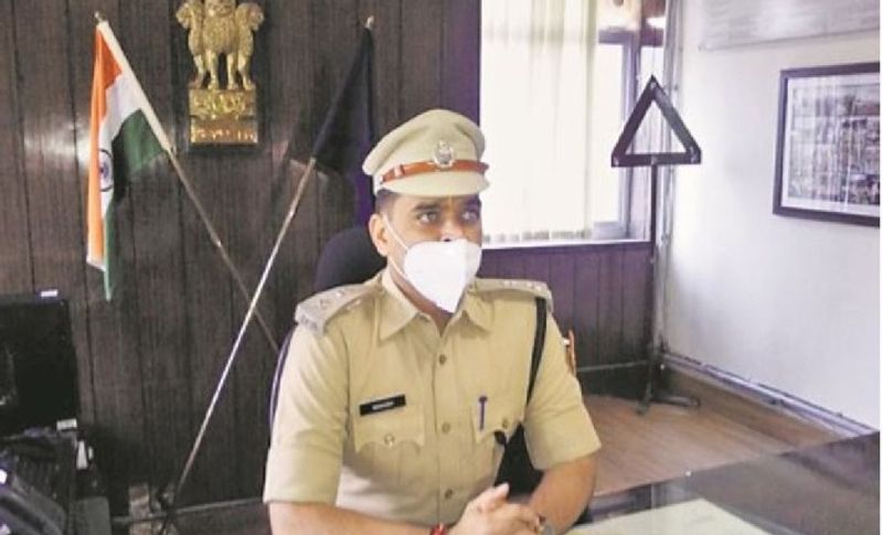 बता दें कि IPS मनीष अग्रवाल पर रिश्वत का यह कोई पहला मामला नहीं है। इससे पहले भी वह घूसकांड में फंस चुके हैं। इसके अलावा जो वह एसपी थे तो उस दौरान हुए स्थानीय चुनाव में उन्होंने आचार संहिता के बावजूद भी बिना आईजी की अनुमति से तबादला सूची जारी कर दी थी। हालांकि डीजीपी के दखल के बाद यह तबादला सूची को निरस्त कर दिया था। इसके अलावा सिकंदरा थाना क्षेत्र के दुष्कर्म के एक मामले में भी मनीष अग्रवाल पर 25 लाख रुपए की रिश्वत मांगने का आरोप लग चुका है। वहीं नांगल राजावतान में जमीन का अवैध रूप से कब्जा करवाने की कोशिश भी यह अफसर कर चुका है। जहां इस मामले में एसएचओ सहित तीन पुलिसकर्मियों को सस्पेंड किया गया था।
