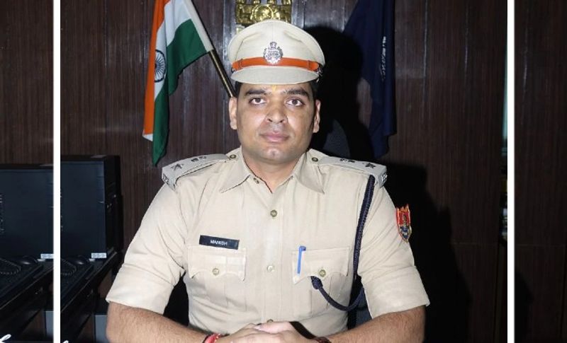 दरअसल, IPS मनीष अग्रवाल पर हाइवे बना रही एक कंपनी को धमकाकर 38 लाख रुपए की रिश्वत लेने का आरोप लगा हुआ है। यह मामला उस समय का है जब वो दौसा में एसपी के पद पर थे। उनको दौसा से गिरफ्तार करके आज दोपहर राजधानी जयपुर के एसीबी ऑफिस लाया गया है। वहीं एसीबी चीफ बीएल सोनी ने बताया कि आईपीएस के घर की तलाशी की जा रही है। साथ ही उनके मोबाइल फोन और मेल आईडी को भी तलाशा जा रहा है।