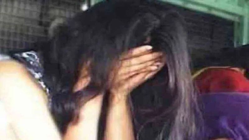 नौगांवा में सोहन चौधरी खेत में सोमवार को हातोद निवासी जीवन पिता ईश्वर चौधरी (28) की लाश मिली थी। जिसकी पहचान देर रात हुई थी। वहीं, पुलिस को जांच के दौरान घटनास्थल के पास से बाइक और मृतक का मोबाइल भी मिला था।
