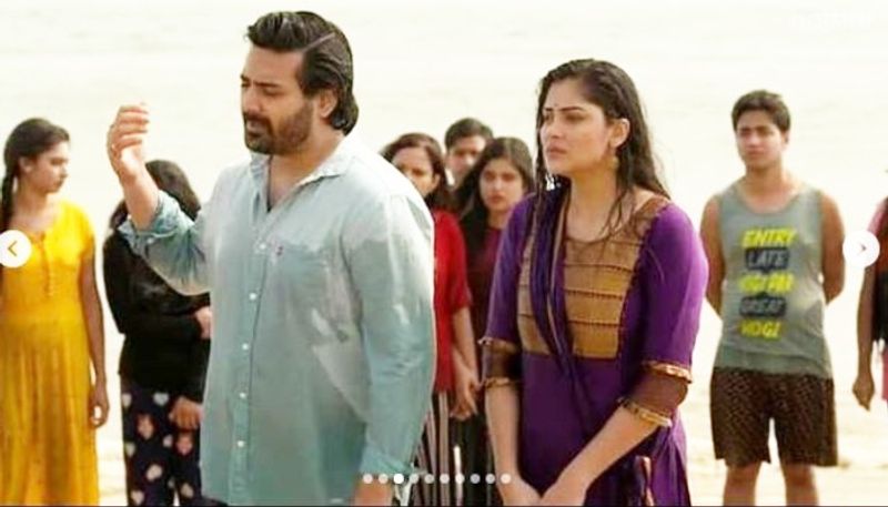 <p>এক ছাত্রীর জীবন পলকে কীভাবে পাল্টে যায় , স্যারের জীবনের সঙ্গে নিজের জীবন জড়িয়ে তা মালুম পেয়েছিল মোহর। </p>