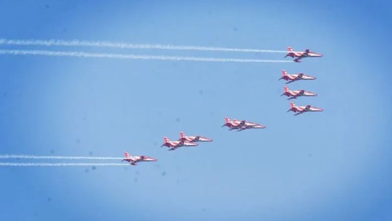 हिंद महासागर क्षेत्र के रक्षा मंत्रियों का कॉन्क्लेव 4 फरवरी को
रक्षा मंत्रियों का कॉन्क्लेव 4 फरवरी को होगा। इसमें वर्चुअली और फिजिकल तौर पर 25 मंत्री और प्रतिनिधि शामिल होंगे। इस कॉन्क्लेव के लिए 28 देशों को न्योता भेजा गया है। वहीं, 18 मंत्री शामिल होंगे, जबकि 8 वर्चुअली तरीके से शामिल होंगे। ईरान के रक्षा मंत्री ब्रिगेडियर जनरल अमीर हतामी भी इस कॉन्क्लेव में शामिल होंगे। इस कॉन्क्लेव में विभिन्न देशों के वायु सेना प्रमुख एयरोस्पेस शक्ति रणनीति और तकनीकी विकास से संबंधित वर्तमान मुद्दों पर मंथन करेंगें और अपने विचार रखेंगे।