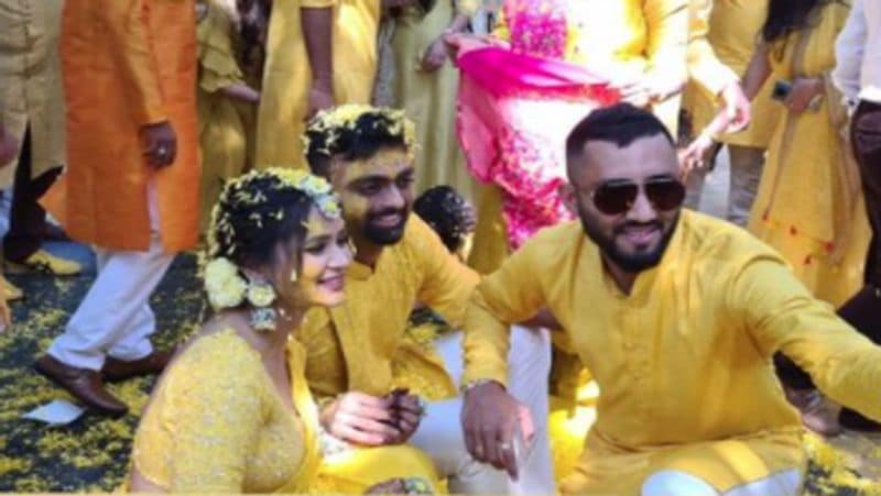 दोनों ने अपनी शादी को बेहद ही प्राइवेट रखा है। सोशल मीडिया पर भी किसी तरह की जानकारी शेयर नहीं की गई थी। हालांकि उनकी हल्दी की कुछ फोटो सोशल मीडिया पर वायरल हो रही है।