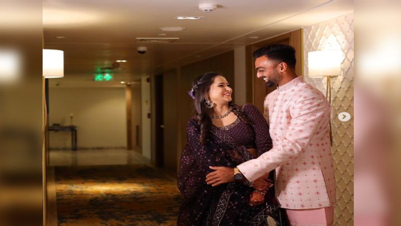 बता दें कि जयदेव और रिनी ने पिछले साल ही 15 मार्च को सगाई की थी। सगाई से 2 दिन पहले ही उनादकट ने रणजी में सौराष्ट्र की टीम को चैंपियन बनाया था। 