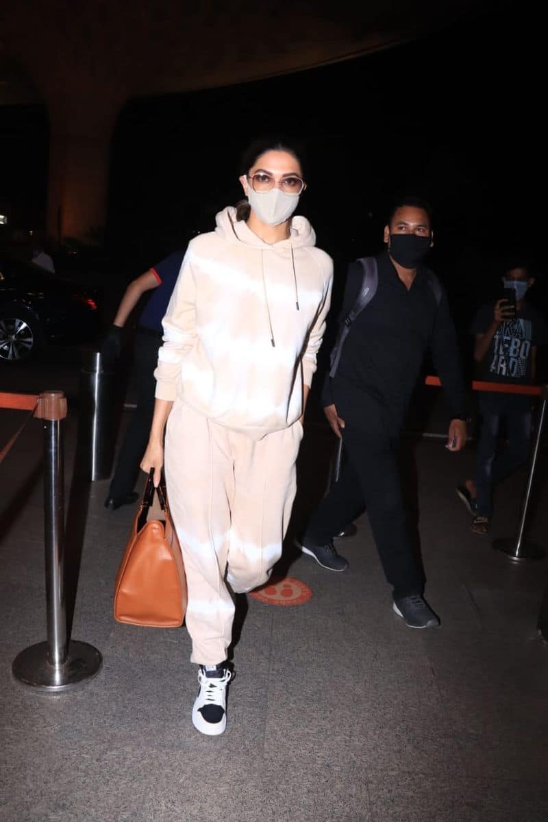 Deepika Padukone Carries Suitcase Worth Rs 3 LAKHS, Looks Effortlessly Glam  in Athleisure at Airport - News18