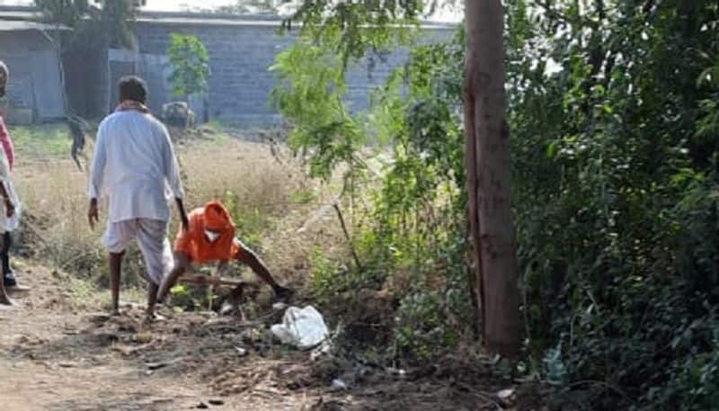 Gavisiddeshwara Swamji Cleaned the Sewer for Himself in Koppal grg