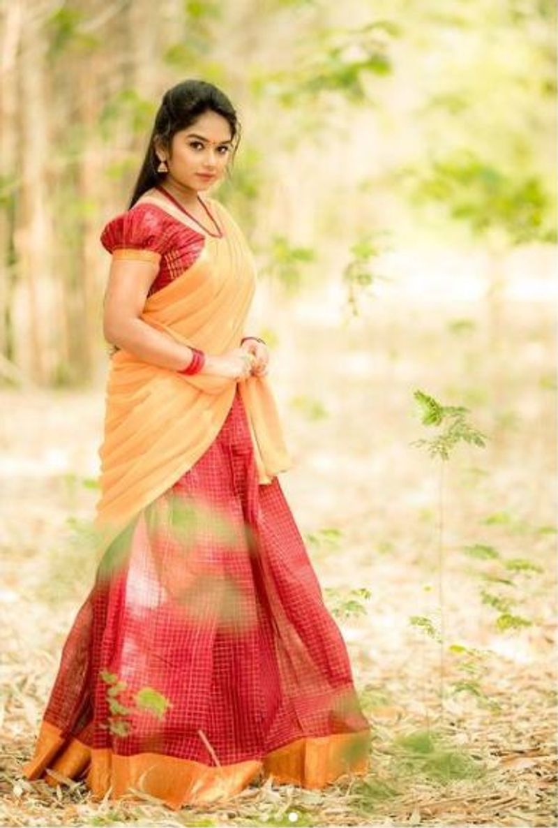 தாவணி அழகில் சுழட்டி போடும் வெண்பா 