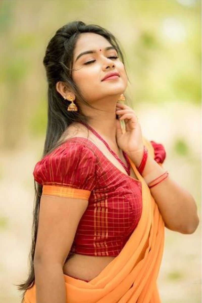 தாவணியை சரிய விட்டு கிளுகிளுப்பு போஸ் 
