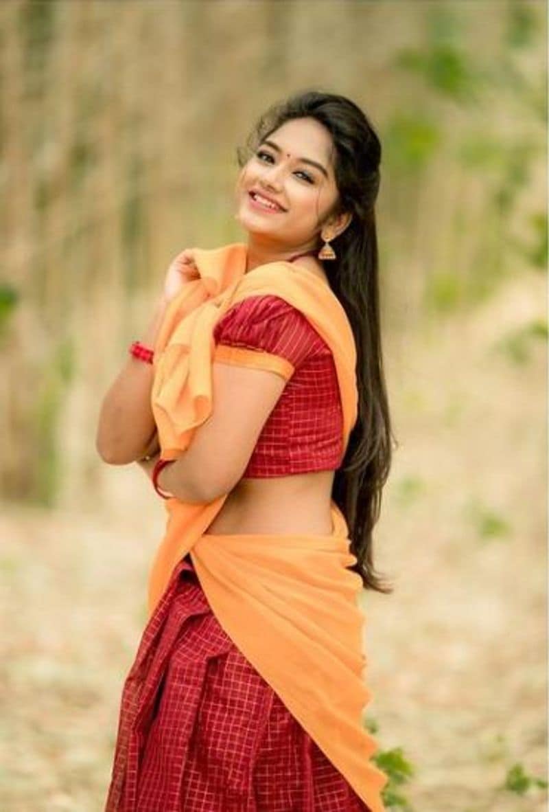 மெல்லிய இடுப்பை அழகை காட்டி போஸ் 