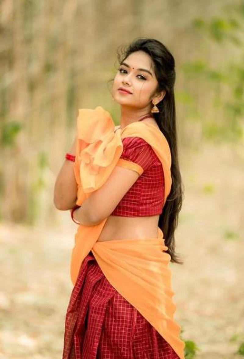 இறுக்கி முடிக்க காத்திருக்கும் தாவணி 