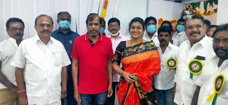 ఈ వేడుకలో రోజా మాట్లాడుతూ కెరీర్ బిగినింగ్ లో తన శరీర రంగుపై కొందరు కామెంట్ చేశారు. అయితే మేకప్ ఆర్టిస్ట్స్ తమ నైపుణ్యంతో తనను అందంగా చూపించారని రోజా అన్నారు. వెండితెరపై తాను స్టార్ గా ఎదగడానికి కారణం మేకప్ ఆర్టిస్టులే అని ఆమె అన్నారు.
