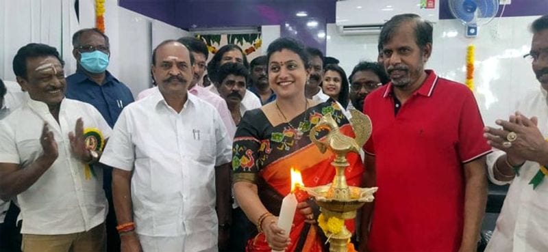 తనను వెండితెరపై అందంగా చూపించి కెరీర్ లో ఎదిగేలా చేసిన మేకప్ ఆర్టిస్ట్స్ కి ఆమె ధన్యవాదాలు తెలిపారు. ఈ వేడుకకు తనను అతిథిగా ఆహ్వానించినందుకు సంతోషం వ్యక్తం చేశారు.