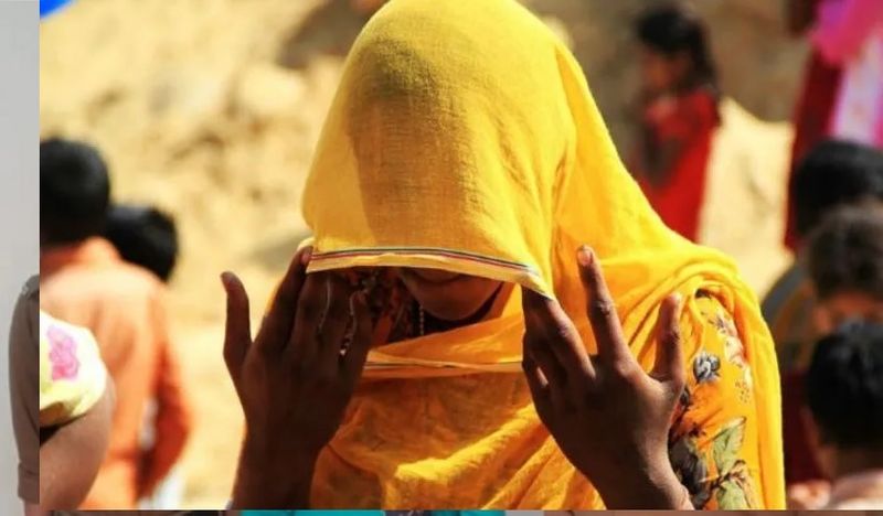महिला के प्रेमी नितिन ने हत्या कराने के लिए अपने दोस्त विष्णु को 41 हजार रुपए दिए थे, जो आरोपी महिला ने मनी ट्रांसफर के जरिए भेजे थे। प्रेमी और नितिन के दोस्त विनीत, विष्णु ने मिलकर दिनेश के सिर में डंडा मारकर उसे अधमरा किया और फिर गला दबाकर उसकी हत्या कर दिए थे। कत्ल के बाद उसकी लाश को बोरी में डालकर घर के बाथरूम में छुपा दिया। 