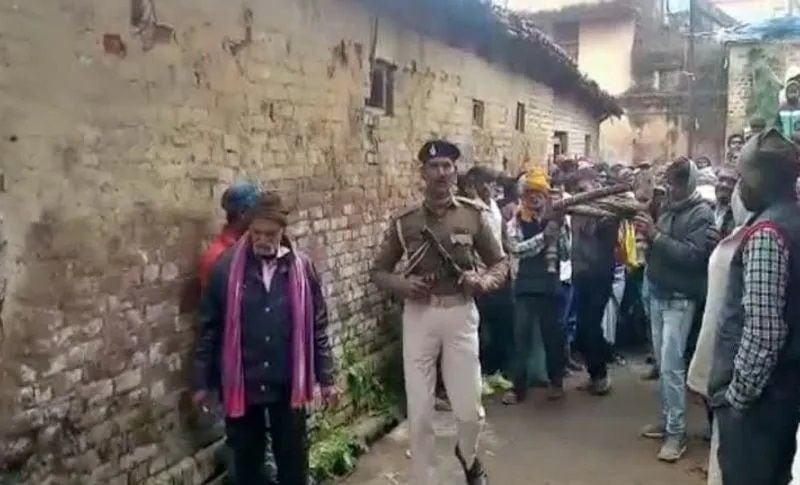 महिला के मुताबिक प्लान के तहत हरजीत को भी हत्या के समय आना था, लेकिन वह समय पर नहीं पहुंचा। वो सुबह तब आरोपियों ने हरजीत से कहा कि उन्होंने अपना काम कर दिया है. अब लाश को तुम ठिकाने लगा दो। इसके बाद आरोपी हरजीत, विष्णु और अन्य ने मिलकर बाथरूम से लाश निकाल कर उसे पॉलिथीन, रजाई के कवर और कंबल में लपेटकर बेड के बॉक्स में रख दिया और पूरेघर की सफाई किए थे।
