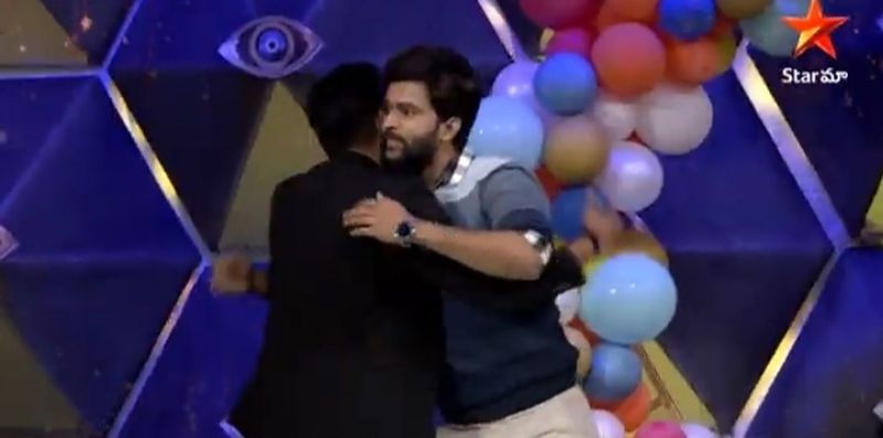 కాగా స్టార్ మా బిగ్ బాస్ ఉత్సవం పేరుతో ఓ కార్యక్రమం నిర్వహించింది. బిగ్ బాస్ సీజన్ 4లో పాల్గొన్న అందరు కంటెస్టెంట్స్ ని ఒక వేదికపైకి తీసుకువచ్చారు.