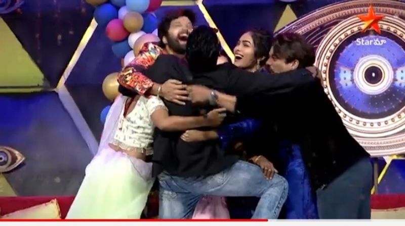కాగా ఈ సీజన్ లో దాదాపు పెద్దగా పరిచయం లేని వారు హౌస్ లోకి ఎంట్రీ ఇచ్చారు. అరియనా, అఖిల్, సోహైల్, హారిక, దివి, మెహబూబ్ లాంటి కంటెస్టెంట్స్ జనాలకు పరిచయం తక్కువే. యూట్యూబ్ ఫాలో అయ్యేవాళ్లకు మాత్రమే వీరి గురించి తెలుసు.