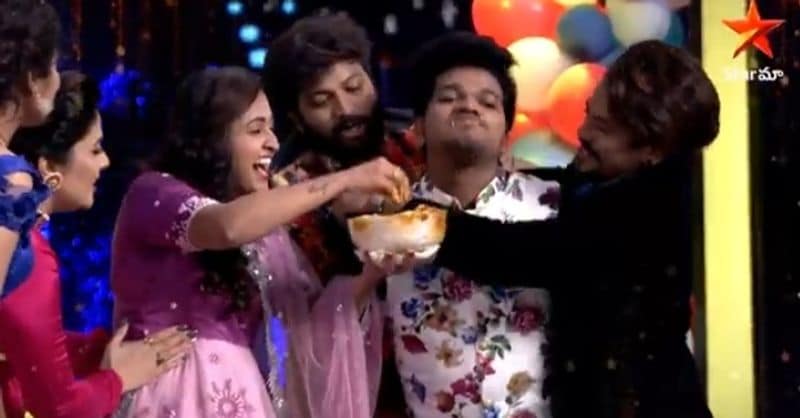 పప్పు తిన్న అవినాష్ కడుపు పట్టుకొని బాత్రూమ్ కి పరుగెడుతున్నట్లు చేసిన కామెడీ నవ్వులు పూయించింది. బిగ్ బాస్ హౌస్ లో లాస్య చేసిన పప్పు తిని హౌస్ మేట్స్ కి మోషన్స్ అయిన విషయం తెలిసిందే.