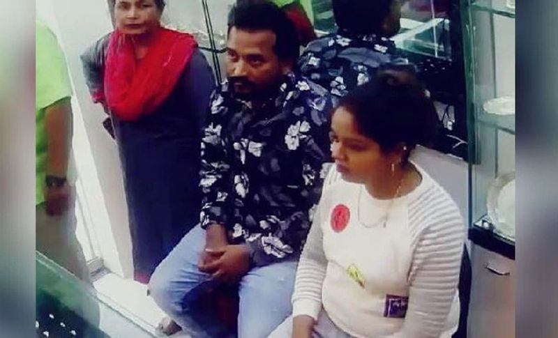 बता दें कि पिछले महीने 13 जनवरी को कुरार पुलिस स्टेशन इलाके में मयूर ज्वेलरी शॉप में करीब 10 तोले के सोने के गहने चोरी हुए थे। दुकानदार ने पुलिस को इस मामले में जानकारी दी। उसने कहा कि उस दिन दोपहर 2 बजे के करीब काली पीली टैक्सी से तीन लोग मेरी शॉप पर जेवर लेने के लिए आए हुए थे। उन्होंने कुछ देर तक गहने देख और वह चले गए। लेकिन उनके जाते ही 10 तोला सोने के जेवर चोरी हो गए। दुकान में लगे सीसीटीवी में चोरी की उक्त घटना भी रिकॉर्ड हो गई। इसी आधार पर वरिष्ठ पुलिस निरीक्षक प्रकाश वेले के नेतृत्व में पुलिस टीम का गठन किया गया। जिसके बाद पुलिस आरोपियों को पकड़ने के लिए जांच में जुट गई ।