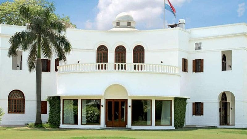 आईएफएस ऑफिसर कैसे बने (How To Become a IFS Officer in Hindi)
Indian Foreign Service में नौकरी कैसे पाएं यह सबसे बड़ा सवाल होता है। दोस्तों भारतीय विदेश सेवा में नौकरी पाने के लिए आपको सबसे पहले इसके सारे मापदंडों को पूरा करना होता है उसके बाद आपको इसके परीक्षा देनी होती है जो विद्यार्थी इस परीक्षा में सफल होते हैं उन्हें ही भारतीय विदेश सेवा में नौकरी प्राप्त होती है। आपको किसी मान्यता प्राप्त यूनिवर्सिटी से किसी भी विषय में बहुत अच्छे अंकों के साथ अपनी ग्रेजुएशन की डिग्री प्राप्त करनी है। अपनी ग्रेजुएशन की डिग्री पूरी करने के साथ-साथ आपको इसके परीक्षा की तैयारी करने की जरूरत होती है।
