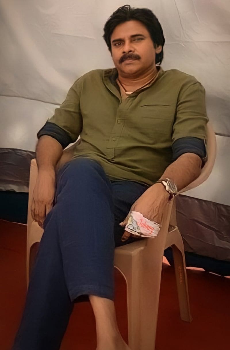 జనసేన అధినేత, నటుడు పవన్ కల్యాణ్ కూడా కేసీఆర్ కు శుభాకాంక్షలు తెలిపారు. ఈ మేరకు ఓ ప్రకటన విడుదల చేశారు. ‘తెలంగాణ ముఖ్యమంత్రి కేసీఆర్ గారికి నా పక్షాన, జనసైనికుల పక్షాన గౌరవ పూర్వక జన్మదిన శుభాకాంక్షలు. నేను అభిమానించే సమకాలీన రాజకీయ వేత్తలలో శ్రీ కేసీఆర్ గారు ఒకరు. దార్శనికత, ధృడ సంకల్పం ఆయనలో పుష్కలంగా ఉంటాయి. తెలంగాణ ఉద్యమం నుంచి ఆయన రాజకీయ శైలిని నిశితంగా అర్థం చేసుకుంటున్నాను.