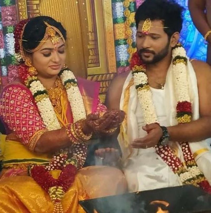 திருமணத்திற்கு பின் ஒரு சில சீரியல்களில் நடித்து வந்தாலும், கர்ப்பமாக ஆன பின்னர் சீரியல்களில் இருந்து முழுமையாக விலகினார்.