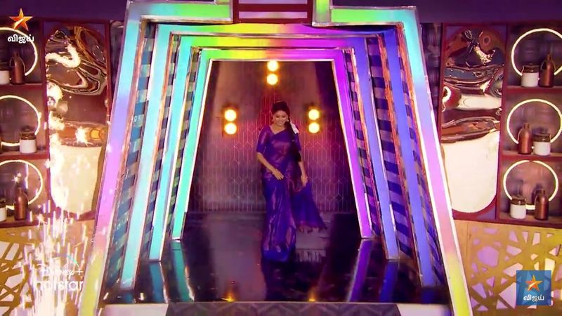 பிக்பாஸ் நிகழ்ச்சியைப் போலவே இந்த நிகழ்ச்சியிலும் வைல்ட் கார்ட் முறை அறிமுகப்படுத்தப்பட உள்ளது. அதன் மூலம் பாக்கியலட்சுமி சீரியலில் அம்ரிதா என்ற கதாபாத்திரத்தில் பிரபலமான ரித்திகா போட்டியாளராக பங்கேற்க உள்ளார்.
