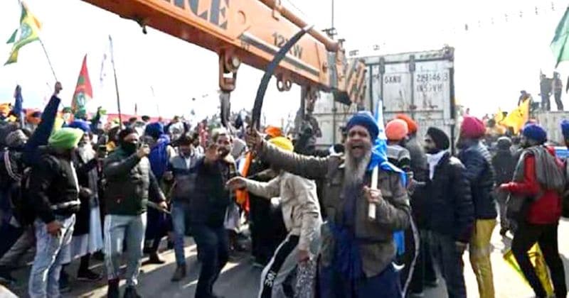 குடியரசு தினத்தன்று விவசாயிகள் டெல்லியில் டிராக்டர் பேரணி நடத்தியபோது வன்முறை வெடித்தது. இது தொடர்பாக வழக்குகள் பதிவு செய்து, நூற்றுக்கும் மேற்பட்ட விவசாயிகள் கைது செய்யப்பட்டு சிறையில் அடைக்கப்பட்டுள்ளனர். 