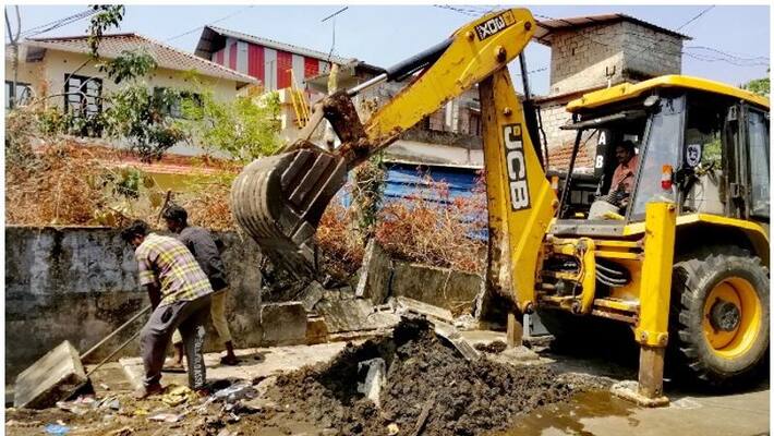Manure and dung in the stream; Fire forces and JCB to clean up Manure and dung in the stream; Fire forces and JCB to clean up