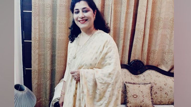 ये हैं गुरुग्राम की रहने वालीं बलविंदर कौर। इन्हें 2013 में कमर में दर्द हुआ। तब ये जुबिलेंट लाइफ साइंसेज में ट्रेनिंग हेड थीं। पति गुरुग्राम में जॉब कर रहे थे। बड़ी बेटी चंडीगढ़ में पढ़ाई। मालूम चला कि उन्हें ब्लड कैंसर है। इनकी 7 महीने कीमोथैरेपी चली। इनकी हिम्मत देखिए तीन महीने बाद ही इन्होंने जॉब ज्वाइन कर ली। फिर अपना ट्रांसफर रूड़की ले लिया। आज ये कैंसर रोगियों को प्रेरित कर रही हैं।