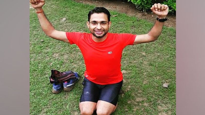 यह हैं 42 वर्षीय अनिल कुमार। इन्हें 2013 में कैंसर का पता चला था। नई दिल्ली के कश्मीरी गेट स्थित एमटीएनएल क प्रबंधक अनिल कहते हैं कि उन्होंने मौत को काफी करीब से देखा है। शुरुआत में यूं लगा जैसे सब खत्म हो गया हो। लेकिन फिर हिम्मत जुटाई। 2016 में अपने वजन को कम करना शुरू किया। आज ये कैंसर के प्रति लोगों को जागरूक करने एक ग्रुप चलाते हैं। इससे 1200 से अधिक लोग जुड़े हुए हैं। ये अब इतने फिट हैं कि 5 घंटे में 42 किमी की दौड़ लगा चुके हैं।