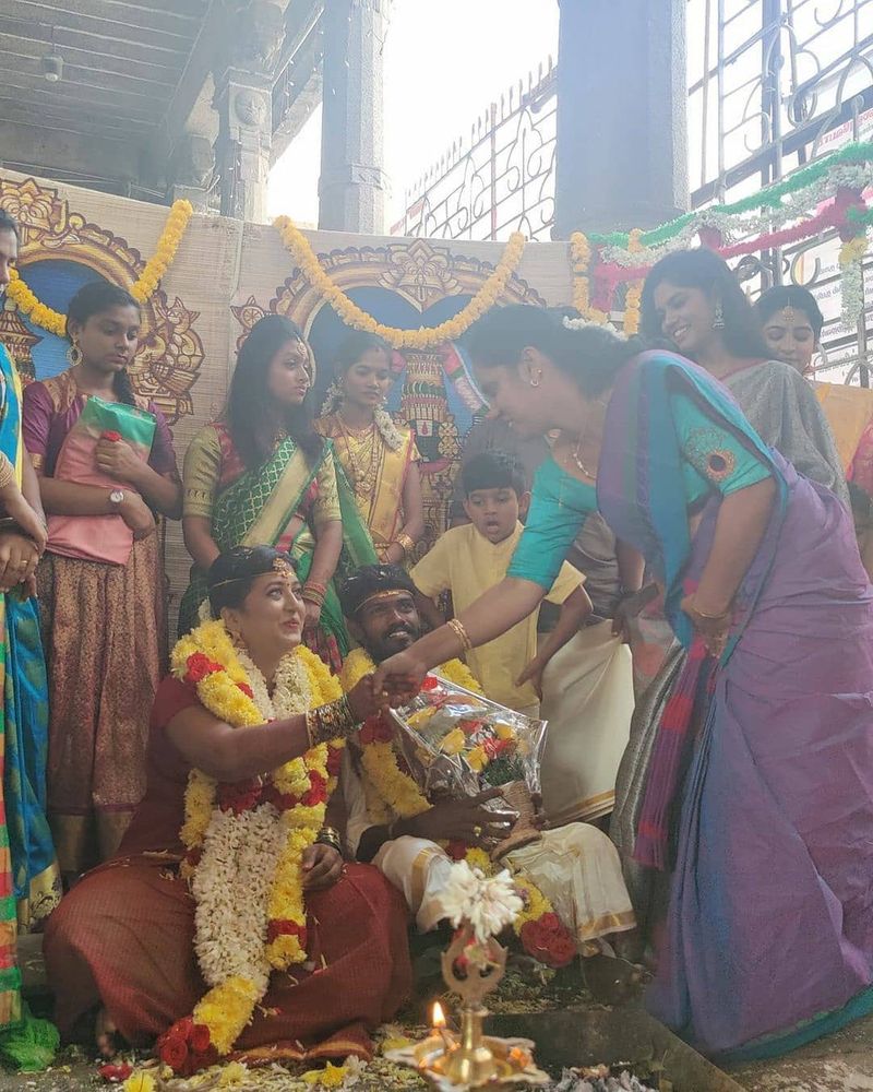 இந்நிலையில் இன்று காலை கற்பகத்திற்கும் கலாட்டா குருவிற்கும் திருமணம் நடந்ததுள்ளது. கோயிலில் நண்பர்கள், நெருங்கிய உறவினர்கள் முன்னிலையில் இந்து முறைப்படி தாலி கட்டி திருமணம் நடைபெற்றது. 
