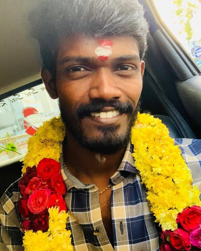 தமிழகத்தையும் கடந்து ஓட்டுமொத்த இந்தியாவை முழுவதும் வசூல் ரீதியாக சாதனை படைத்த மாஸ்டர் திரைப்படம் உலகம் முழுவதும் 200 கோடி வரை வசூல் செய்துள்ளது. தற்போது ஓடிடியிலும் அதிக பார்வையாளர்கள் மாஸ்டர் திரைப்படத்தை கண்டு ரசித்து வருகின்றனர்.
