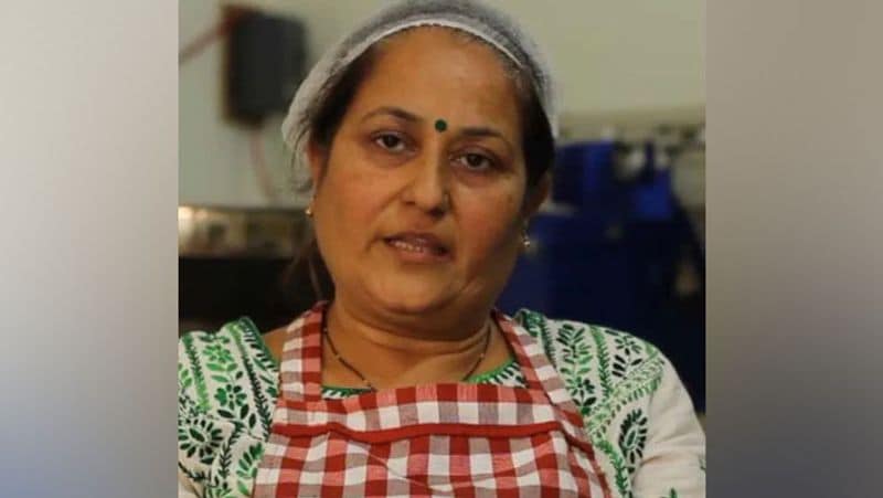शैलजा बताती हैं कि कम उम्र में शादी होने के बाद उन्हें लगा था कि शायद वे अपने लिए कुछ नहीं कर पाएंगी। लेकिन उन्होंने हिम्मत नहीं हारी। शुरुआत पापड़ बेचने से की। कुछ समय गार्डनिंग का काम भी किया। इस बीच यूट्यूब पर घानी के तेल के बारे में पढ़ा, तो इस बिजनेस से जुड़ गईं।