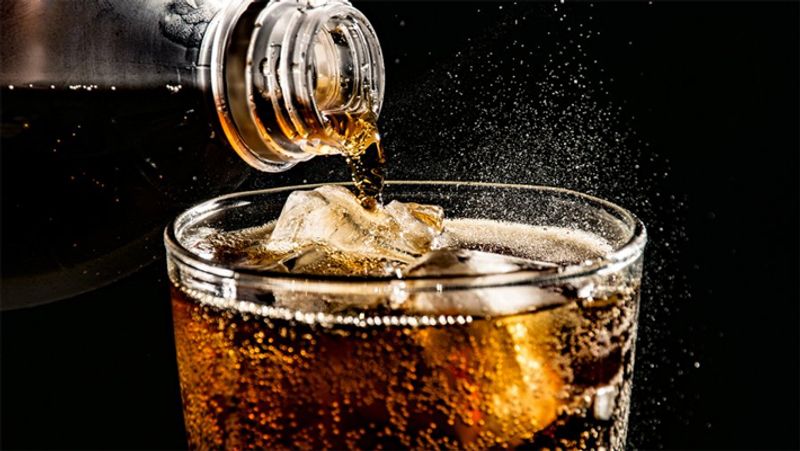 सोडा
हम सभी जानते हैं कि सोडा हमारे शरीर के लिए बुरा है और अधिक मात्रा में सेवन करने पर यह जानलेवा भी बन जाता है। इसमें शुगर की अधिक मात्रा होती है जो कैंसर कोशिकाओं को बढ़ाती है। जिससे कैंसर का खतरा भी बढ़ता है।