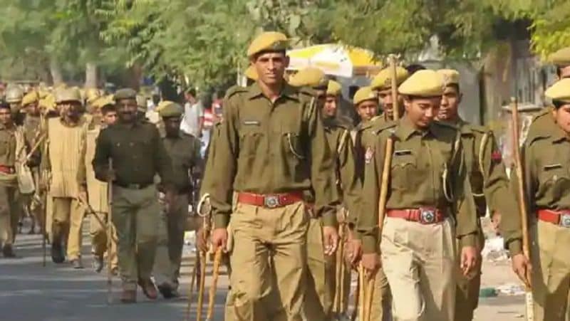 हरियाणा पुलिस में कॉन्स्टेबल के 7298 पदों भर्ती
हरियाणा स्टाफ सिलेक्शन कमीशन (HSSC) और हरियाणा पुलिस विभाग ने कॉन्स्टेबल (महिला/पुरुष) के 7298 पदों पर भर्तियां निकाली हैं। इंटरमीडिएट पास, मैट्रिक लेवल पर हिंदी या संस्कृत विषय से पास कैंडिडेट्स इन पदों पर आवेदन कर सकते हैं। न्यूनतम आयु 18 वर्ष व अधिकतम आयु 25 वर्ष होनी चाहिए।
इस भर्ती परीक्षा में अभ्यर्थियों को लिखित परीक्षा, फिजिकल टेस्ट और मेडिकल एग्जामिनेशन से गुजरना होगा। ऑनलाइन आवेदन 11 जनवरी 2021 से शुरू हो चुके हैं जो 25 फरवरी तक चलेंगे। अभ्यर्थियों को 1 मार्च तक आवेदन शुल्क जमा करना होगा। इच्छुक उम्मीदवार hssc की ऑफिशियल वेबसाइट http://www.hssc.gov.in/ पर जाकर अप्लाई कर दें। 