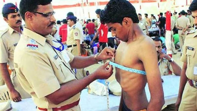 10वीं पास के लिए SSC GD भर्ती
केंद्रीय सशस्त्र बलों में जाने की तैयारी कर रहे 10वीं पास युवाओं के लिए इस महीने मार्च में जीडी कांस्टेबल के पदों की बंपर वैकेंसी आने वाली है। कर्मचरी चयन आयोग (SSC) के परीक्षा कैलेंडर के अनुसार नोटिफिकेशन 25 मार्च को जारी किया जाएगा। कैंडिडेट्स इस समय में भर्ती के लिए होने वाली शारीरिक दक्षता परीक्षा और शारीरिक मापदंड के लिए तैयारी शुरू कर दें।