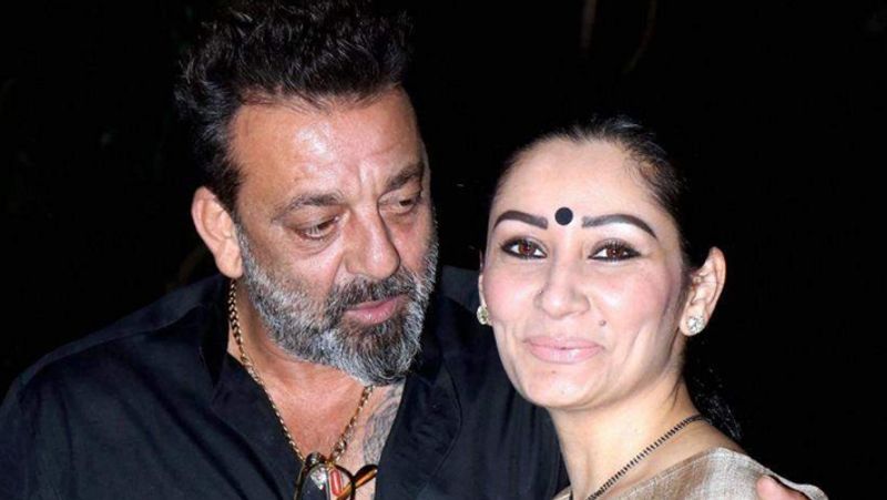 बॉलीवुड कपल्स अक्सर एक-दूसरे को महंगे गिफ्ट देते रहते हैं, फिर बात चाहे कार की हो या लग्जरी अपार्टमेंट की, फिल्म इंडस्ट्री से ऐसी खबरें आती रहती हैं। तो संजय दत्त ने भी पत्नी मान्यता दत्त को महंगा तोहफा दिया। हालांकि, मान्यता ने इन्हें लेने से मना कर दिया है।