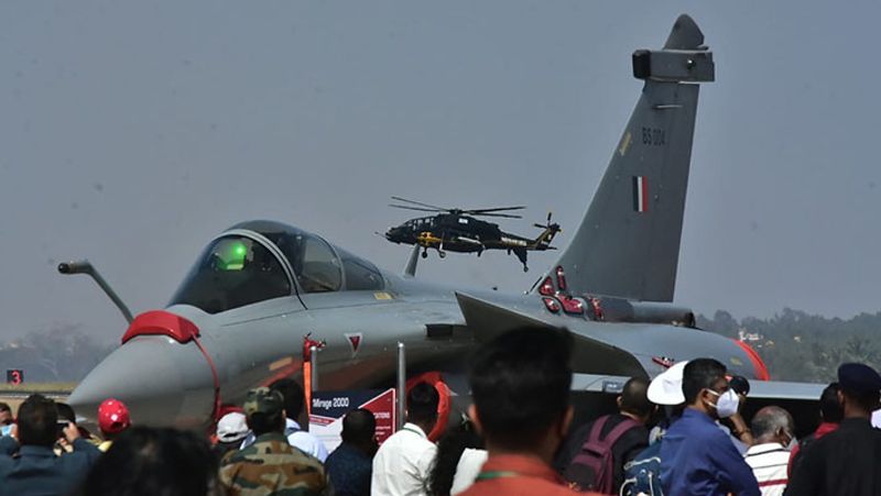 शो में भारतीय सेना ने अपने कई लड़ाकू विमानों का प्रदर्शन किया।