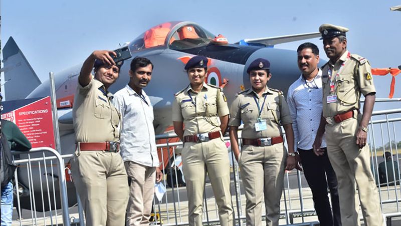 ऐसे मौके बार-बार नहीं मिलते। इसलिए लोग लड़ाकू विमानों के साथ सेल्फी लेते देखे गए।