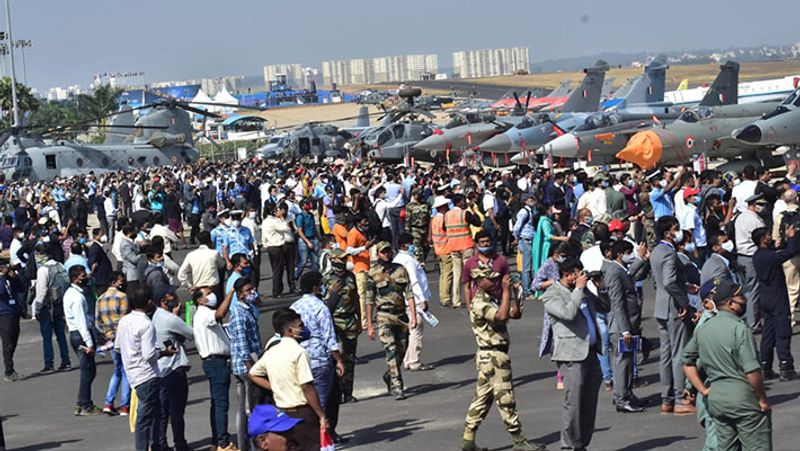 एयरो इंडिया शो के दौरान दुनियाभर की सैन्य ताकतों को देखने पहुंचे लोग।