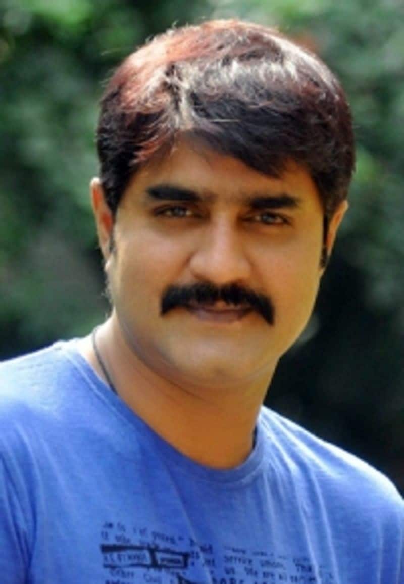 సంక్రాంతి సినిమాలో శ్రీకాంత్ నాపై పడుకొని ముద్దుపెట్టాల్సిన సన్నివేశం ఉంది. నేను ఆ సీన్ ఇలా చేద్దాం అన్నయ్య, నాకు ఇక్కడ ఇలా ముద్దు పెట్టండి అన్నయ్యా.. అని చెవుతున్నాను. అన్నిసార్లు అన్నయ్య అనకు, నాకు ఏదోలా ఉంది, డైరెక్టర్ గారు ఆమెకు చెప్పండి అని, కోప్పడ్డారట.