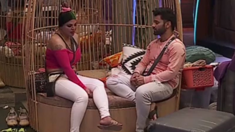 अपनी आप बीती सुनाते-सुनाते राखी फूट-फूटकर रोने लगती हैं। राहुल उन्हें शांत करने की कोशिश करते हैं। वह राखी को समझाते हैं कि किसी भी बुरी याद को अपने साथ मत रखो और लाइफ में आगे बढ़ो। इसके बाद बिग बॉस राहुल और राखी को कन्फेशन रूम बुलाते हैं। वह राखी से कहते हैं कि आज के बाद घर में अपने पास्ट के बारे में बात ना करें। साथ ही राहुल से कहते हैं कि वो भी इस बात को किसी और के साथ शेयर ना करें।