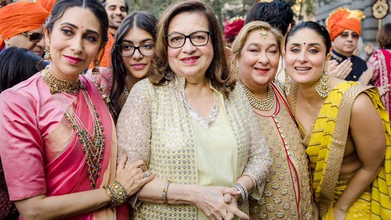 मां बबिता और बुआ रीमा जैन के साथ करिश्मा और करीना कपूर। सभी ने खुश होकर पोज दिए थे।