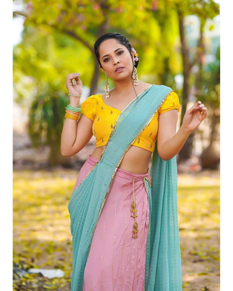 ఇక్కడ నేను సుమ, అనసూయలను తప్పుబట్టడం లేదని, యువత ఆలోచన ధోరణి అలా ఉంటుందని శివాజీ తన ఘాటు వ్యాఖ్యలకు వివరణ ఇచ్చాడు.