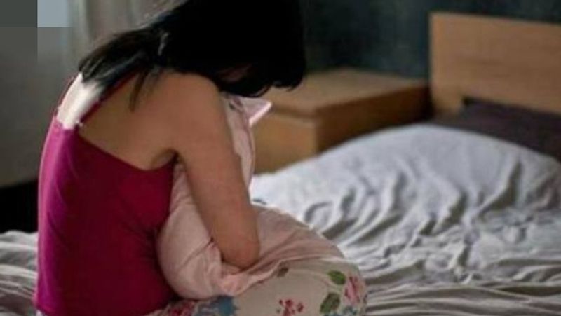 तुर्की के एंटाल्या की मेलेक इपेक पर अपने पति की जान लेना का आरोप लगा है। मेलेक ने 12 साल पहले रमजान से शादी की थी। लेकिन शादी के बाद से ही मेलेक का पति उसके साथ मार पीट करता था। उसे टॉर्चर करता था और उसे धमकियां देता रहता था। इन सबके चलते महिला कभी पुलिस के पास जाकर शिकायत करने की हिम्मत भी नहीं जुटा पाई। (फोटो- प्रतीकात्मक)

