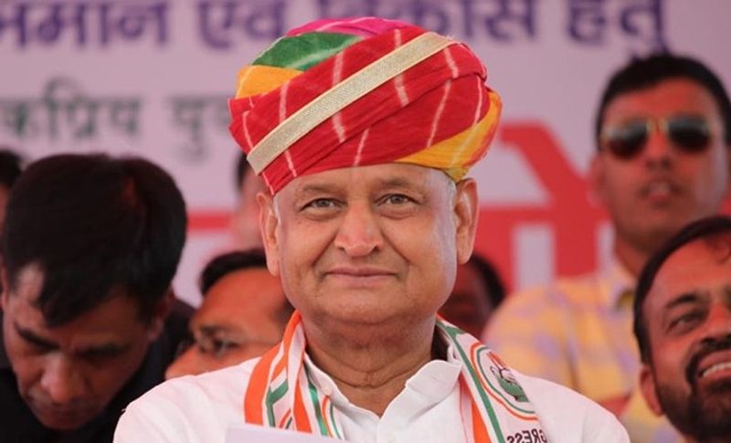 मंच से कई बार किसानों के सुधार के लिए ऐलान कर चुके हैं सीएम
बता दें कि पिछले कुछ दिन से सीएम गहलोत सार्वजनिक मंचों पर किसानों के कल्याण की बात कहते आ रहे हैं। वह कहते हैं कि हमारी सरकार किसानों की आर्थिक स्थिति में सुधार के लिए लगातार कोशिश करती रहती है। आने वाले समय में भी हम कुछ अच्छा प्लान करने की तैयारी में हैं। ऐसे में यही कहा जा रहा है कि वह 'किसान उपहार योजना' के तहत किसानों को फ्री में ट्रैक्टर देने वाले हैं।
